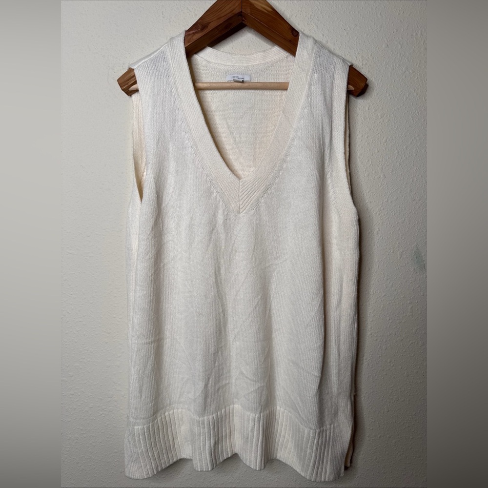 Daily Ritual Cream V-Neck Sleeveless Sweater,‎ size large